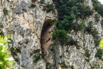 Cavita nella roccia della montagna