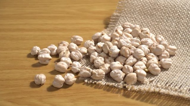Garbanzos gordos en la mesa