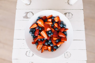 Fruchtsalat mit Erdbeeren und Heidelbeeren