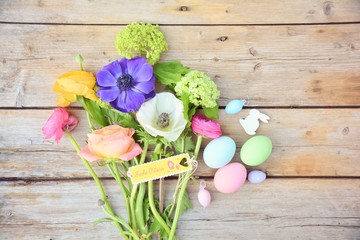Fototapeta na wymiar Ostern - Frohe Ostern - Osternest mit Eiern und Blumen