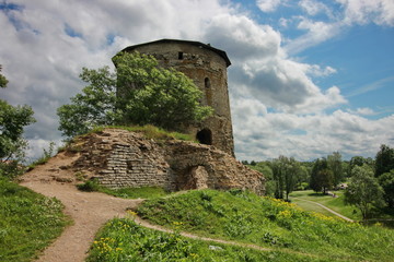 Fototapeta na wymiar tower of the old fortress