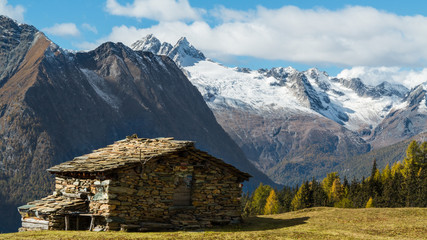 Fototapeta na wymiar Chalet in mountain, beautiful landscape