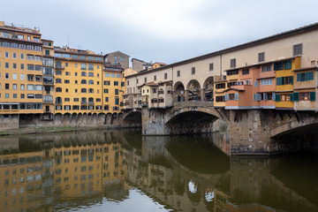 Fototapeta na wymiar view of the old bridge in Florence