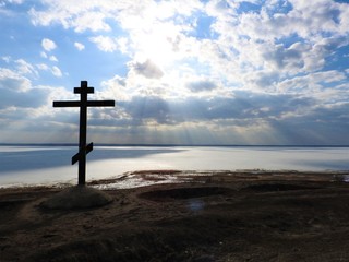 Alexandrov mountain in Pereslavl, the cross and a fabulous view of the lake in the ice in winter, the blue sky clouds.