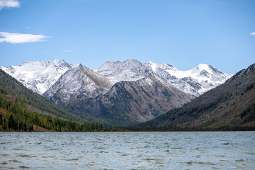 Naklejka premium landscape with mountains, green trees and blue lake on a cloudy sky background Altai