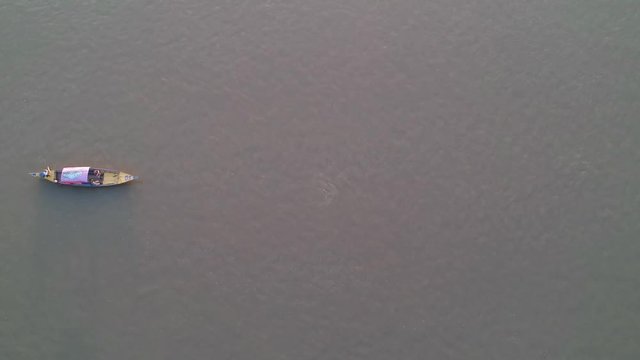 Luftaufnahme des Mekong Flusses mit vom aussterben bedrohten Flussdelfinen