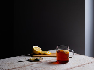 Heißer Tee mit Zitrone als Hausmittel gegen Erkältung