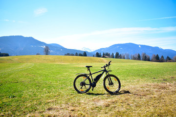 Obraz na płótnie Canvas Bike in front of the panoramic alps