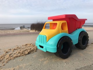 Obraz na płótnie Canvas Truck on the beach