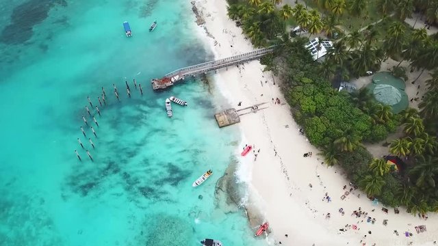  Vista a&eacute;rea sobre Johnny Cay San Andres Colombia. isla tropical peque&ntilde;a de arena blanca y mar azul