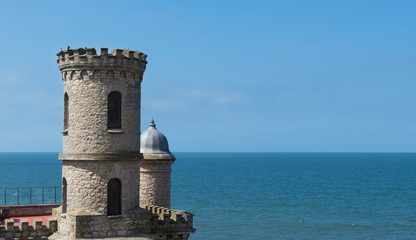 Fototapeta na wymiar Torre del torreón con horizonte marino