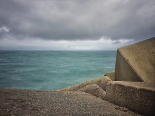 Puerto de Cudillero un día nublado con marejada