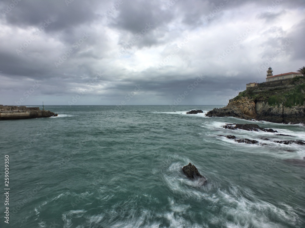 Poster Puerto de Cudillero un día nublado con marejada