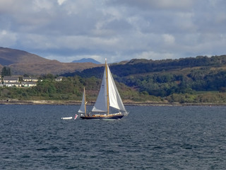 Fototapeta na wymiar Segelboot vor Fishnish auf dem Sound of Mull vor Lochaline in Schottland