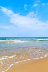 Fototapety  Fale morskie i piaszczysta plaża w miejscowości Baabe, Rugia, Morze Bałtyckie, Niemcy