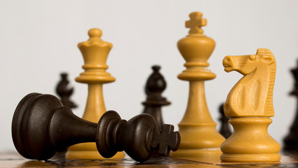 Scacchi fotografati su una scacchiera