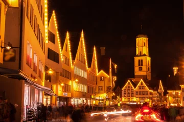 Deurstickers Biberach, lange Einkaufsnacht mit beleuchteten Fassaden © Bruno Mader