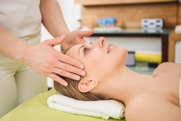 Obraz na płótnie Canvas Woman relaxing and enjoying during head massage