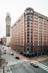 Lombard Street and the Bromo-Seltzer Tower in Baltimore, Maryland - obrazy, fototapety, plakaty