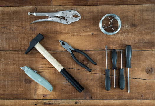 Un bodegón de herramientas para hacer bricolaje sobre un fondo de madera 
