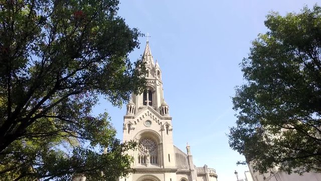 D&eacute;couverte d'une belle &eacute;glise parmi les arbres, Paris
