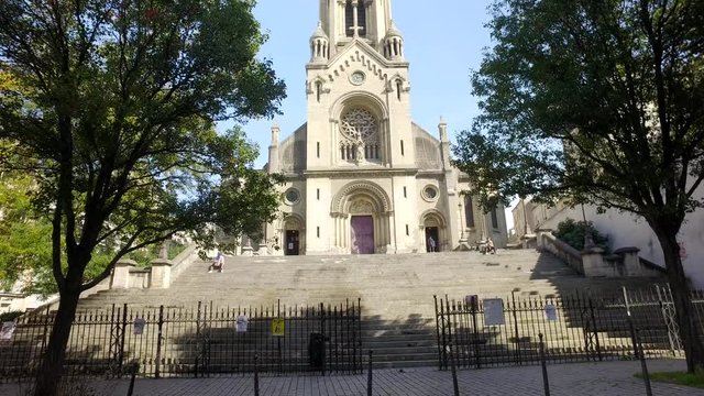 Belle &eacute;glise, grand esclalier, parvis et clocher, pitoresque, Paris