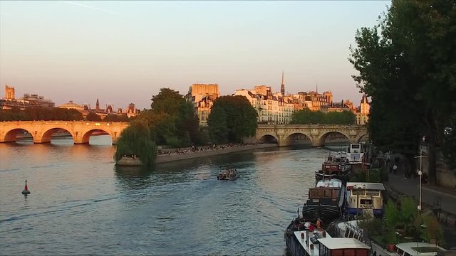 Paris, coucher de soleil sur l'&icirc;le de la cit&eacute; et la seine