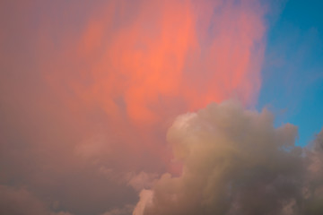 Fototapeta na wymiar Wolkentrauma im bei Sonnenuntergang