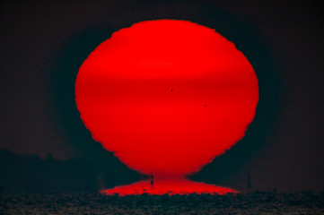 空に浮かぶ寸前の太陽