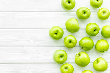Fototapeta na wymiar green apples for organic summer food pattern on light wooden background top view mockup