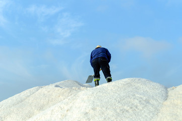 Obrero trabajando sobre monta&ntilde;a de sal 02