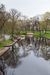 Obraz premium Passenger boats on the river in the city of Riga