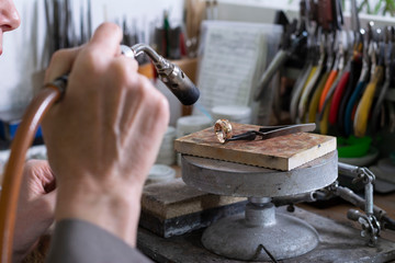 Goldschmiede in Atelier