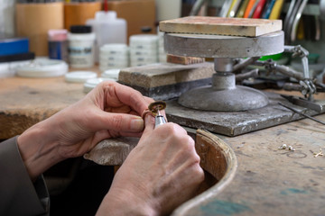 Goldschmiede in Atelier