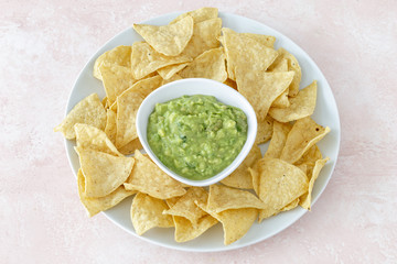 Guacamole et corn chips