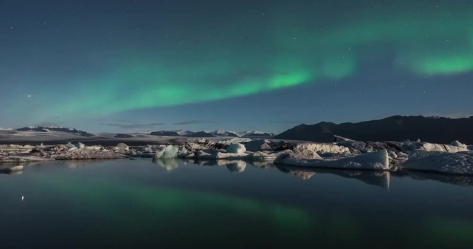 Timelapse of northern lights over Glacier Lagoon in Iceland