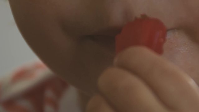 Beb&eacute; comiendo una chucher&iacute;a.