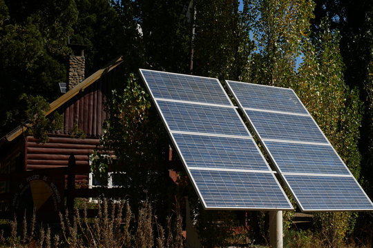 Panel solar de energ&iacute;a ecol&oacute;gica en Meliquina, Patagonia, Argentina