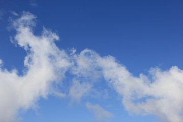 さわやかな青空と白い雲