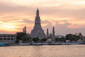 Fototapeta na wymiar Wat Arun is a place on the banks of the Chao Phraya River. That foreigners and Thai people come to visit the beautiful work