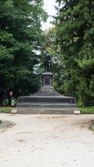 Fototapeta na wymiar bronze statue in park