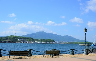 Fototapeta na wymiar 海辺のベンチ