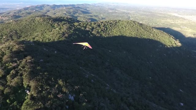 Asa Delta entre montanhas