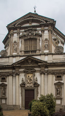 Fototapeta na wymiar ancient architecture in milan