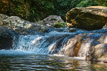 Naklejka na ściany i meble Dieses einzigartige Foto zeigt den wilden Dschungelwasserfall und die atemberaubende Natur, die auch als Palau Waterfall Hua Hin in Thailand bezeichnet wird
