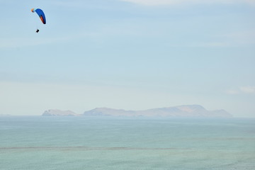 Fototapeta na wymiar Paragliders above the sea