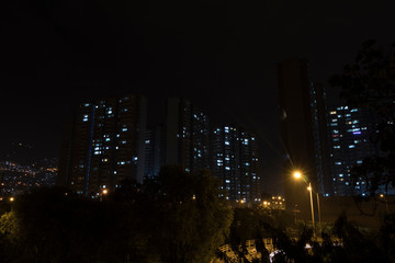 Fototapeta premium Edificios de noche en Medellin