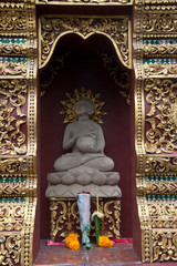Obraz premium Chiang Mai Thailand, temple niche Buddha statue and offerings at Wat Saen Muang Ma Luang