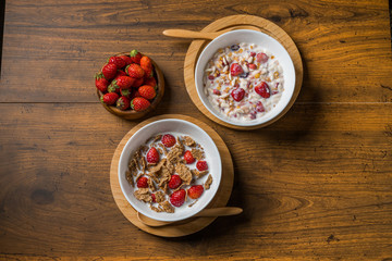 コーンフレークといちご　Cornflakes and strawberries