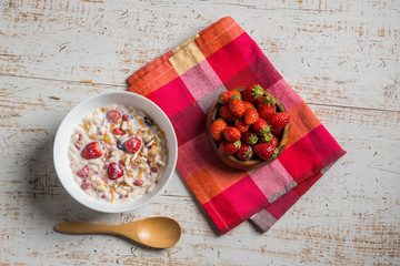 コーンフレークといちご　Cornflakes and strawberries